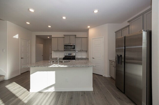 Building Photo - 1001 Marigold St