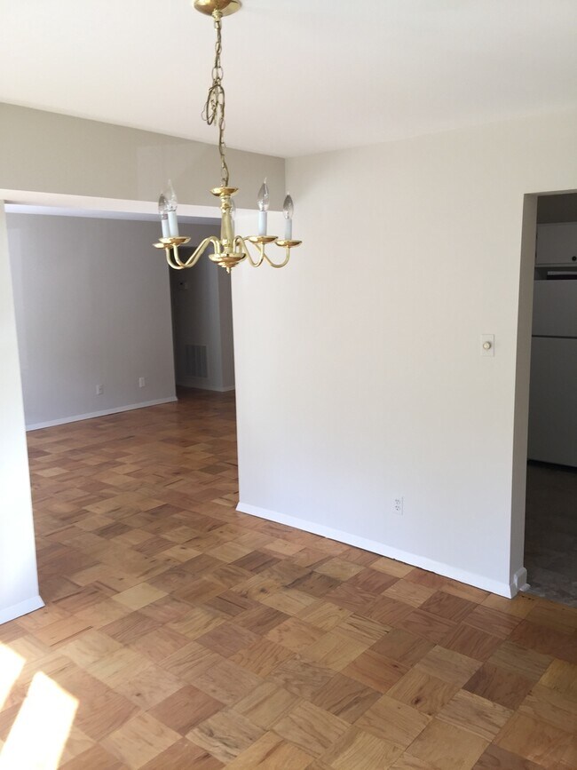 Building Photo - Large 2BR/1BA condo in gated community. Walking distance to Metro.