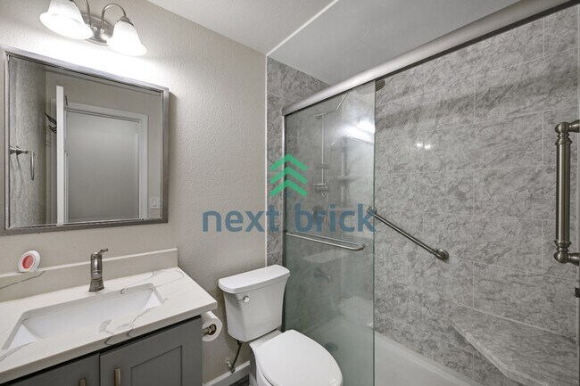 Building Photo - Spacious 5-Bedroom Haven with 3 Full Baths in Redmond – Your Dream Home Awaits!
