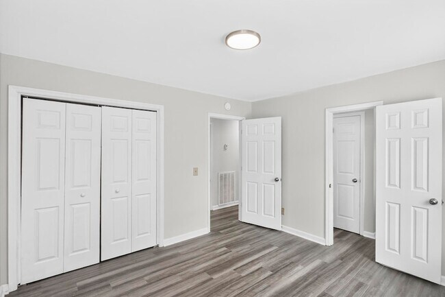 Building Photo - 1009 Lynndale Dr