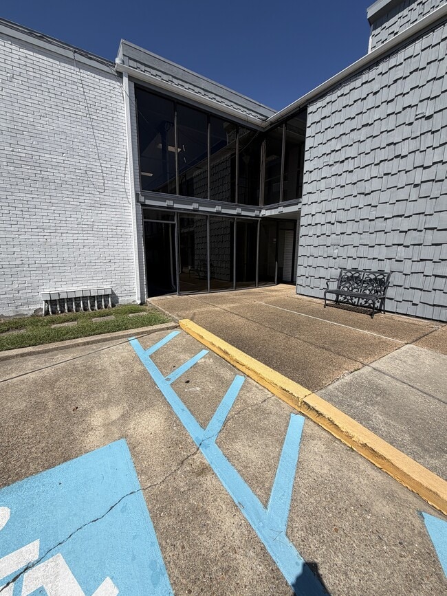 Building Photo - 2955 Ridgelake Dr