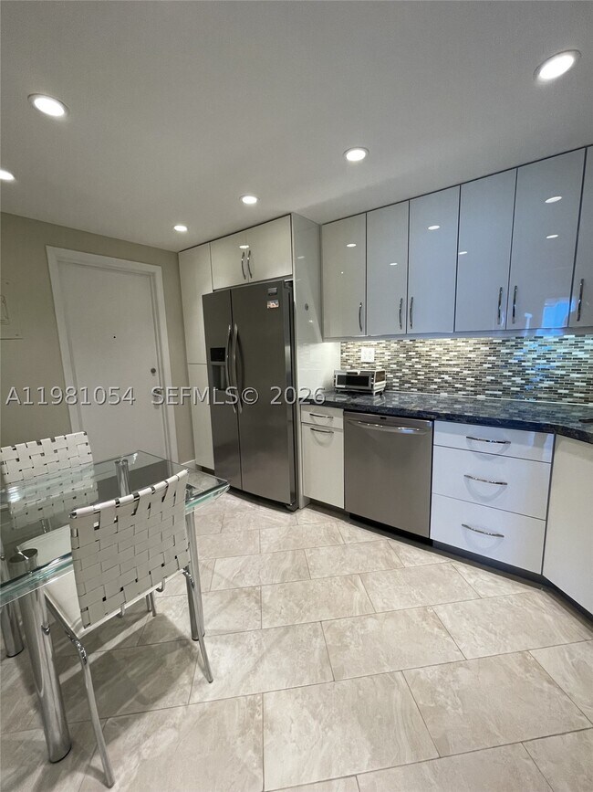 Building Photo - 1410 S Ocean Dr