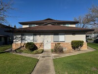 Building Photo - Nicely updated Mequon Condo