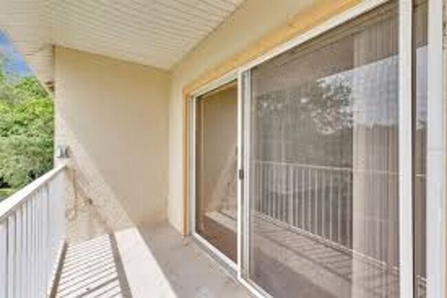 Building Photo - 2 Bedroom 2 Bath Condo with a Balcony