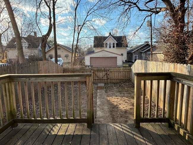 Building Photo - Large 2 Bed 1 Bath With Fenced in Yard & Deck!