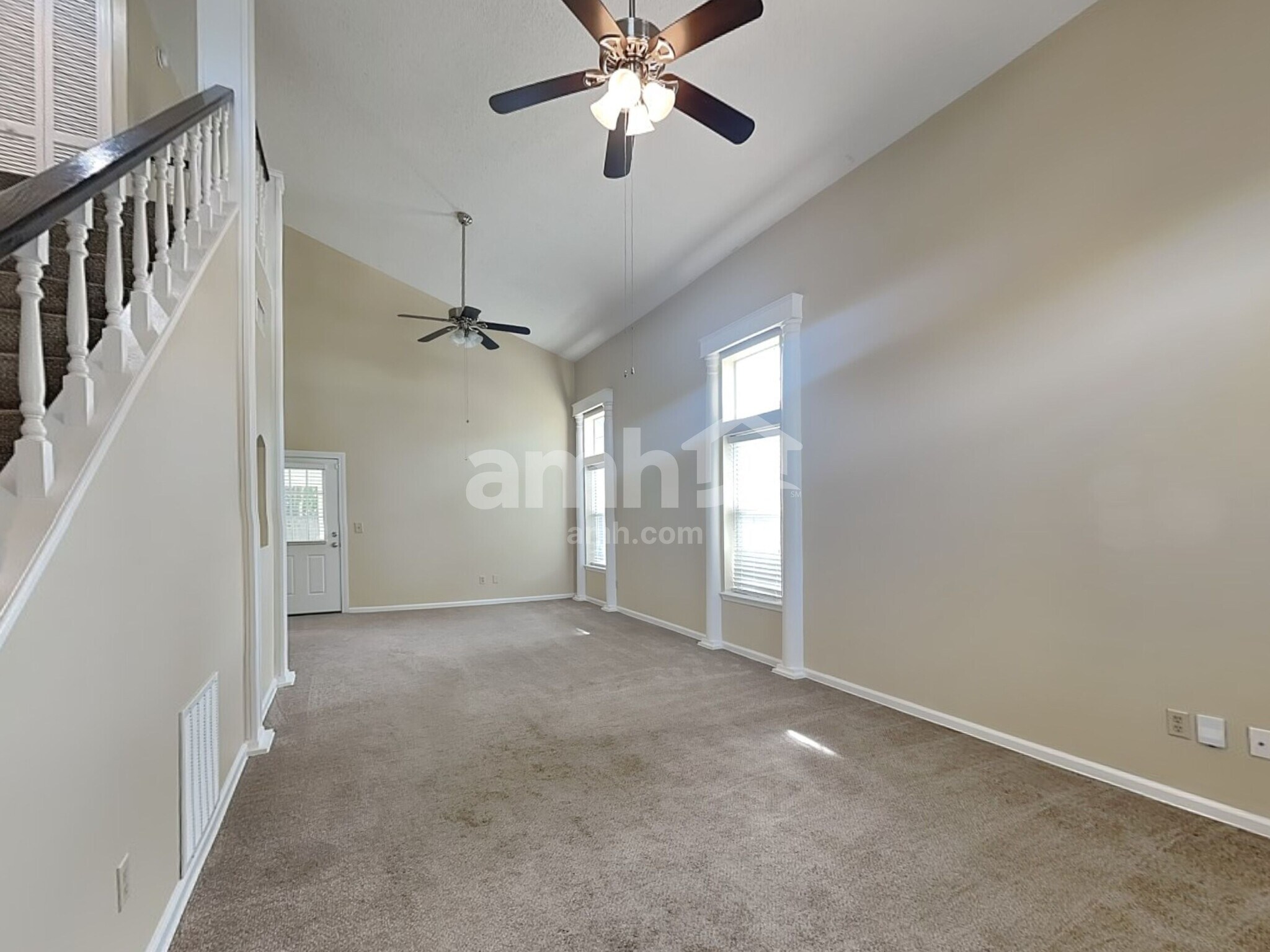 Building Photo - 325 Willow Green Dr