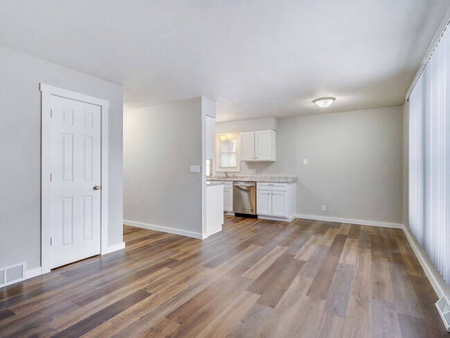 Building Photo - 402-404 3rd Ave N