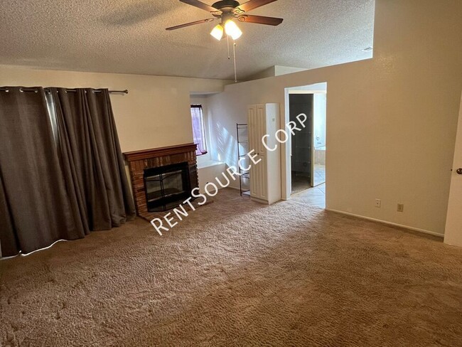 Building Photo - 4 Bedroom 2 bathroom home for rent in Palm...