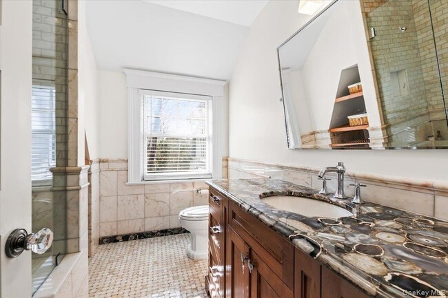 Building Photo - 47 Greenacres Ave