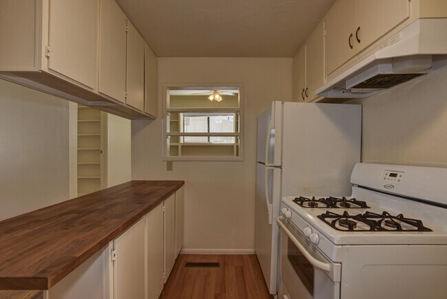 Building Photo - 806 Campbell St