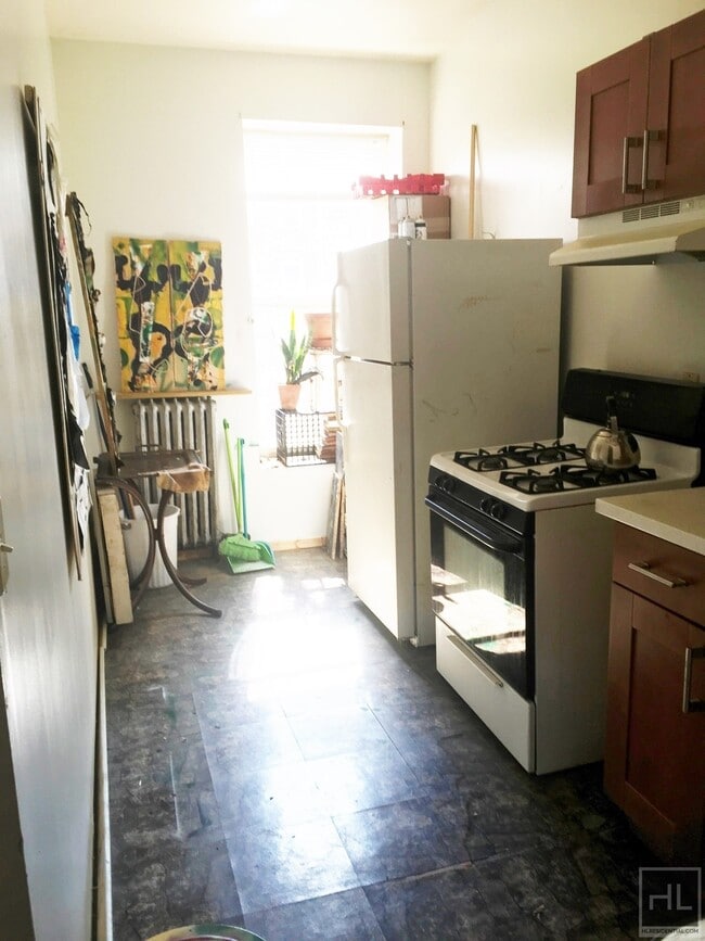 Building Photo - ROOM FOR RENT EVEYTHING INCLUDED  HALSEY S...