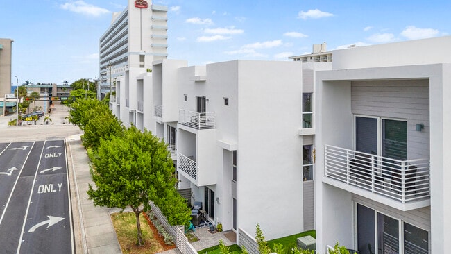 Building Photo - 1367 N Ocean Blvd