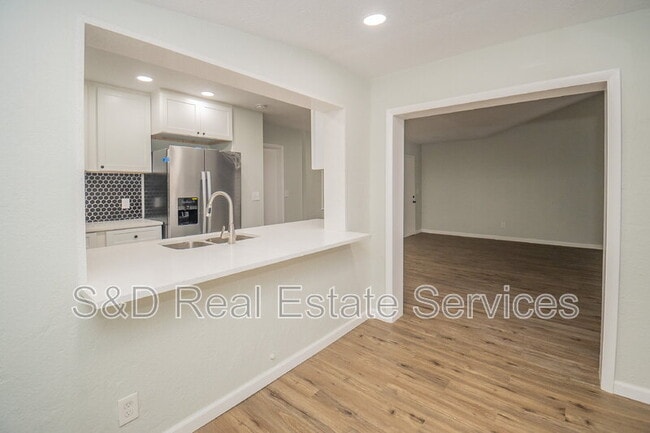 Building Photo - 304 La Serena St