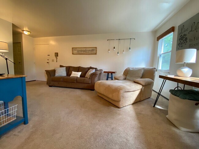 Building Photo - Beautiful 2 Bedroom Apartment in Prime Bellevue Location! Close to Downtown, Shopping, Dining & M...