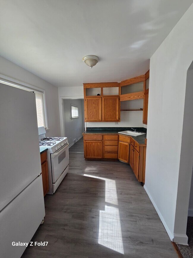 Building Photo - $1200 2 bedroom bungalow