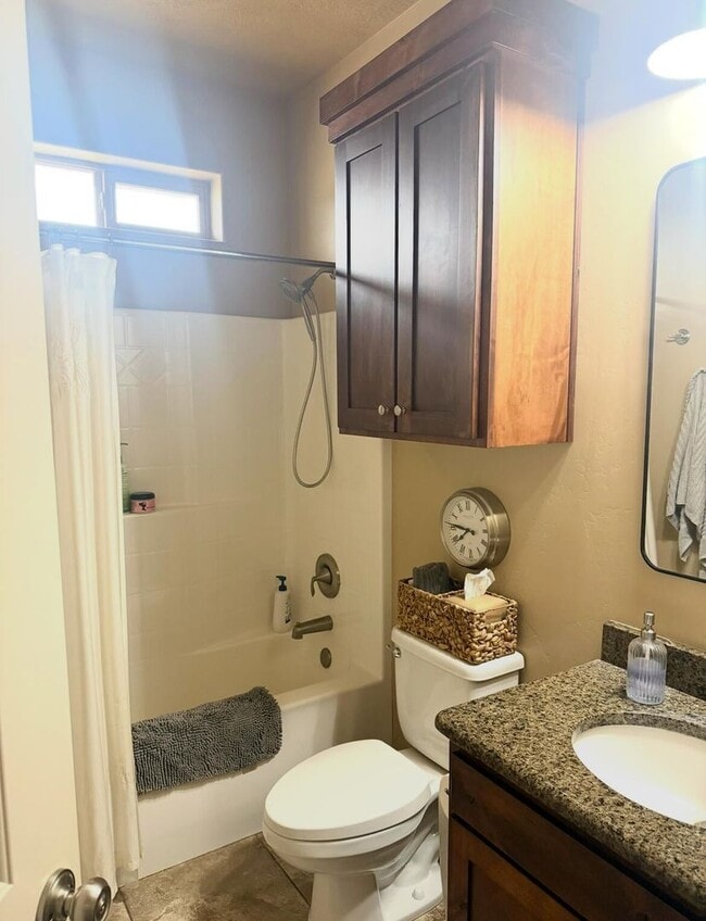 Building Photo - Beautifully Renovated 6 Bedroom Home in th...