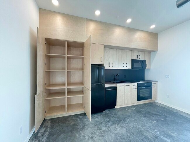 Building Photo - 1614 6th Ave