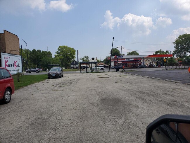 Building Photo - 10000 S Michigan Ave