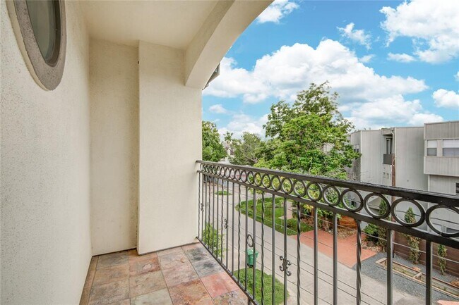 Building Photo - 5510 Blossom St