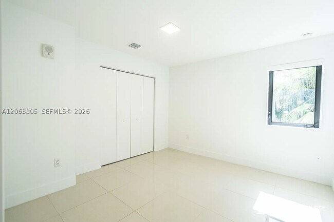 Building Photo - 124 Bay Dr E