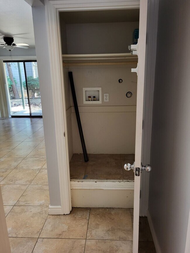 Building Photo - 2 Bed/2Bath Condo In University Heights! Available Oct 15th!