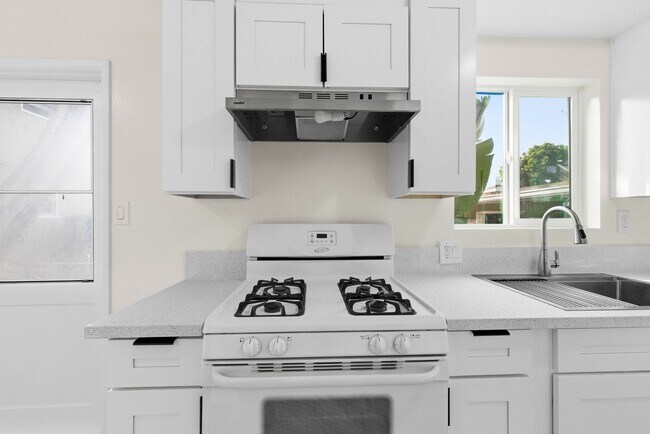 Building Photo - 2BR Coastal La Jolla Apartment | Steps to Windansea Beach