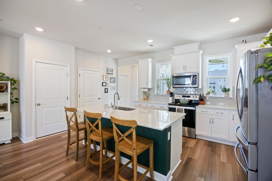 Building Photo - 210 Winding River Dr