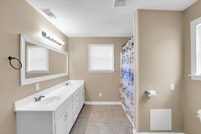 Building Photo - 2222 Bacon Park Dr