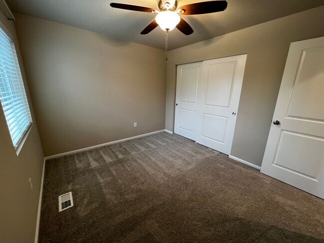 Building Photo - 4 Bed DuPont Townhome for Rent