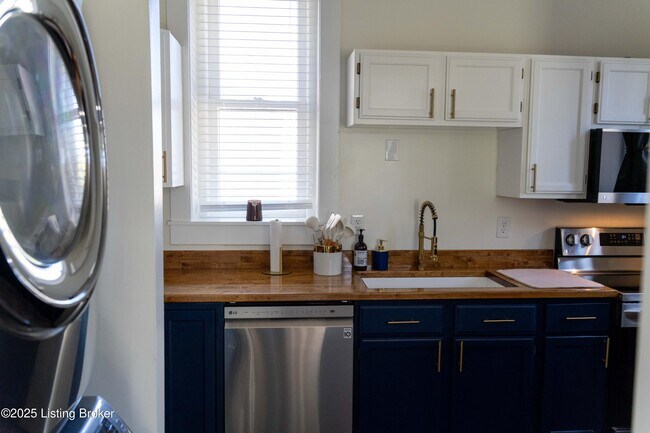 Building Photo - 1135 S 1st St