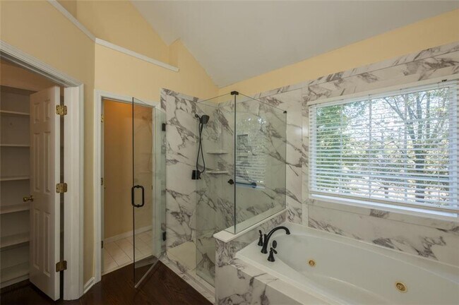 Building Photo - 2433 Gablewood Dr NE