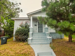 Building Photo - 1711 Center Way S