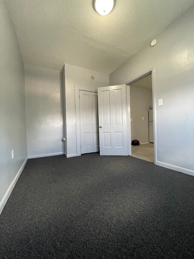 Building Photo - 916 Swann St