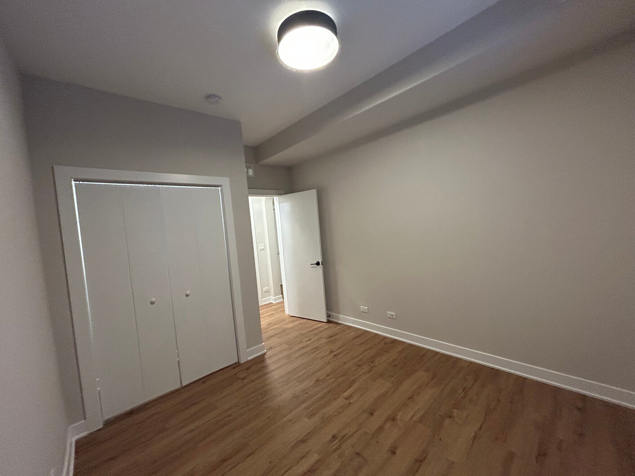 Building Photo - 648 W Wrightwood Ave