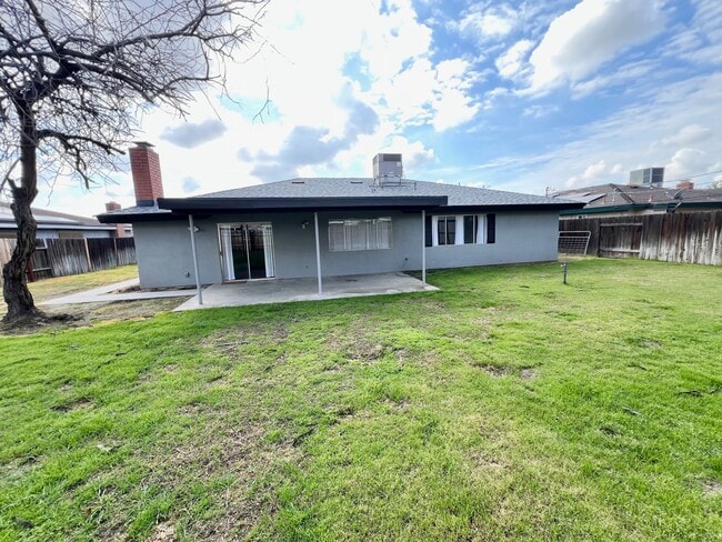Building Photo - 9420 Max Dr