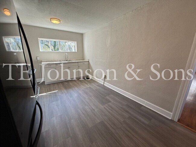 Building Photo - Charming 2BR Home Near Silas Creek Pkwy with Hardwood Floors & Carport