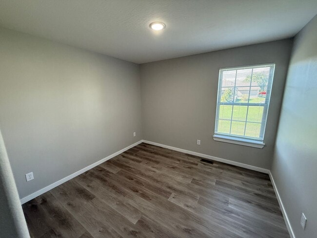 Building Photo - Spacious 5-Bedroom Walkout Basement Home i...