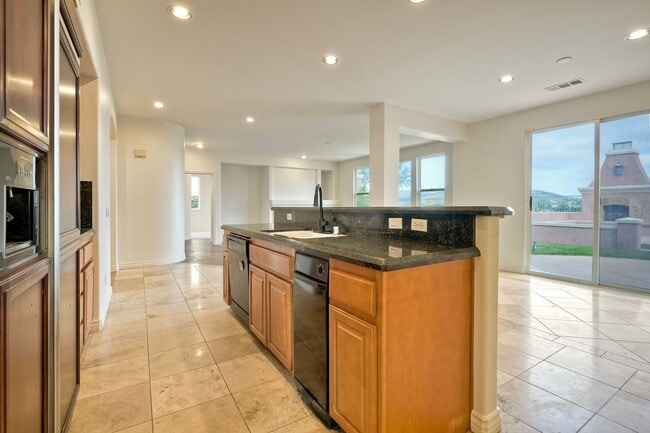 Building Photo - Executive Home with Views!