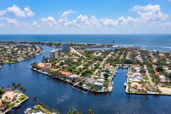 Building Photo - 2307 N Riverside Dr