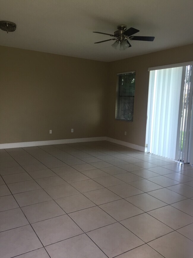 Building Photo - Lake Nona Townhome 3 Bed 2.5 Bath