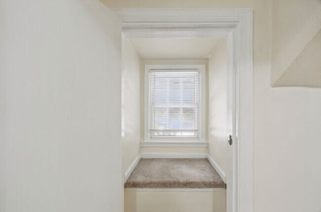Building Photo - 2 bed 1 bath with fenced in yard in Norfolk