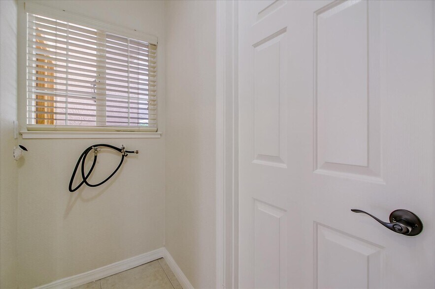 Building Photo - 6738 Tannahill Dr
