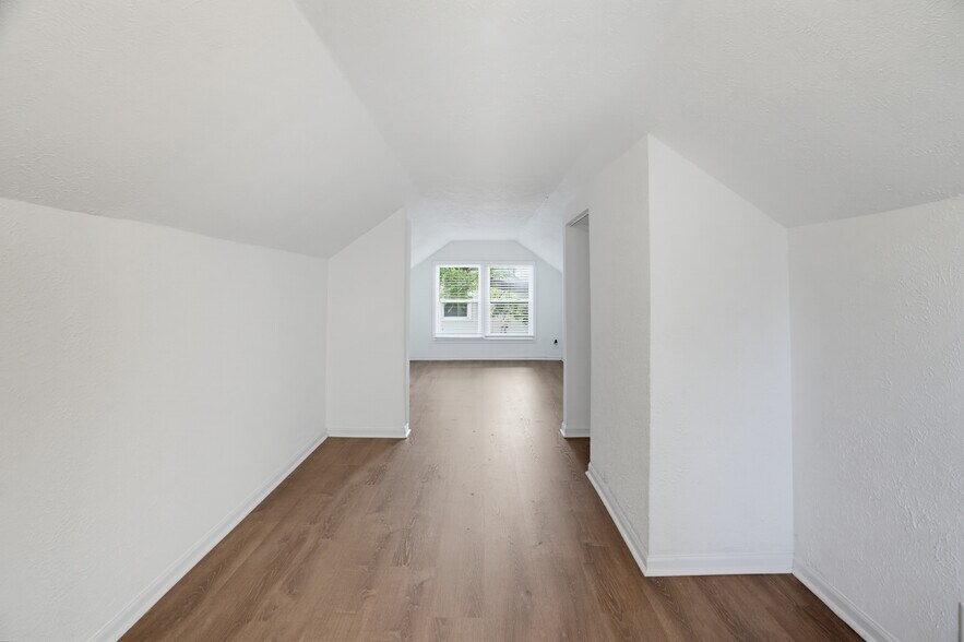 Building Photo - 4015 Valley View Dr