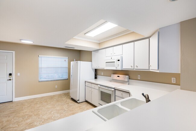 Building Photo - UPDATED GROUND FLOOR CONDO CLOSE TO 1-75