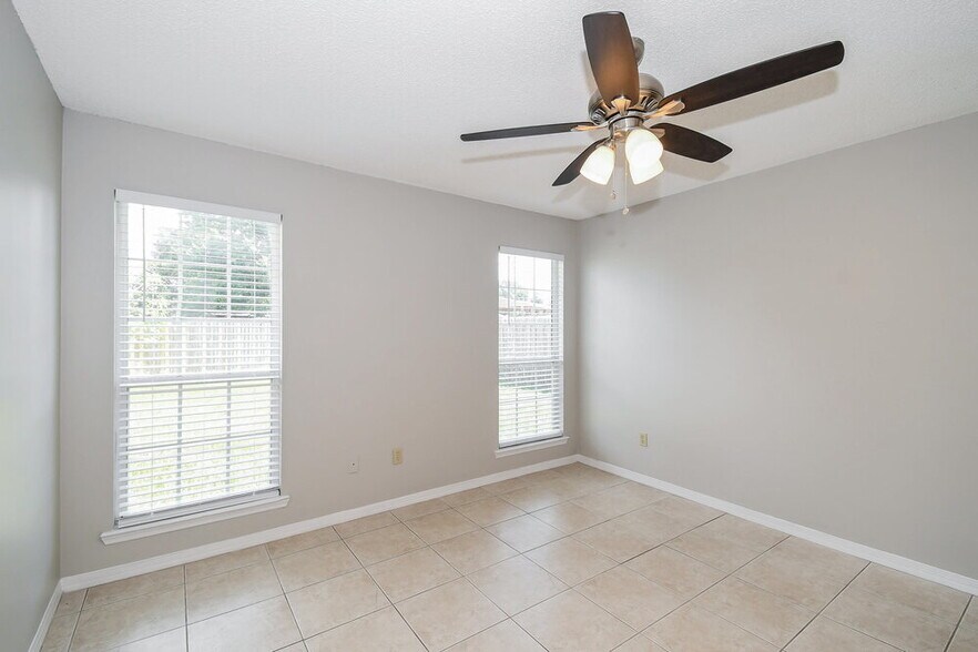 Building Photo - 809 Long Lake Dr