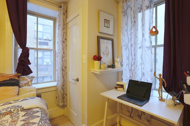 Building Photo - Parking Included! 1 Bedroom 1 Bathroom Cor...