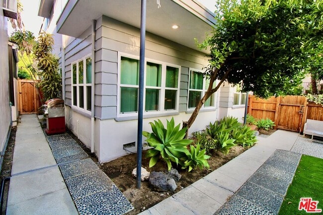 Building Photo - 4336 Laurel Canyon Blvd