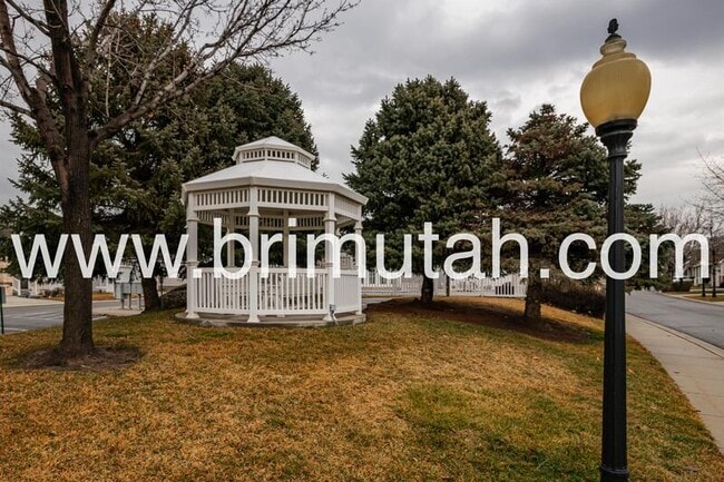 Building Photo - 602 E Land Rush Dr