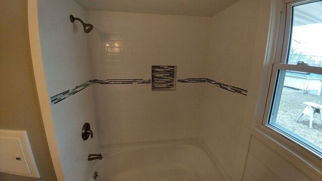 Building Photo - 3 Bedrooom Home Located in the Heart of We...