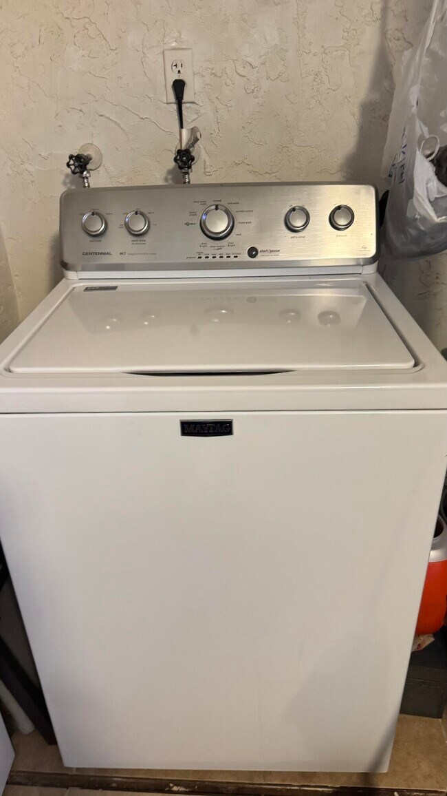 Building Photo - 9370 SW 8th St